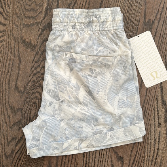 Lululemon size 6 spring break away short NWT - Picture 3 of 4